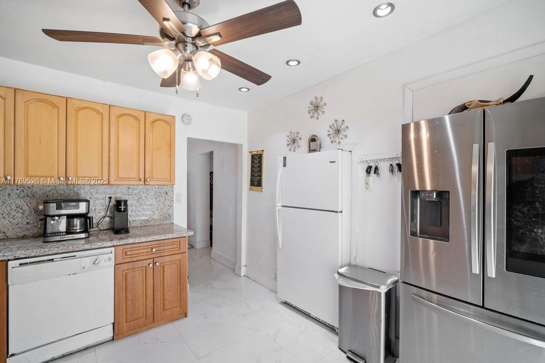 Недавно продано: $489,000 (3 спален, 2 ванн, 1324 Квадратных фут)