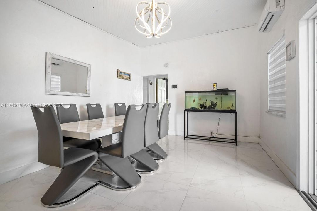 Недавно продано: $489,000 (3 спален, 2 ванн, 1324 Квадратных фут)