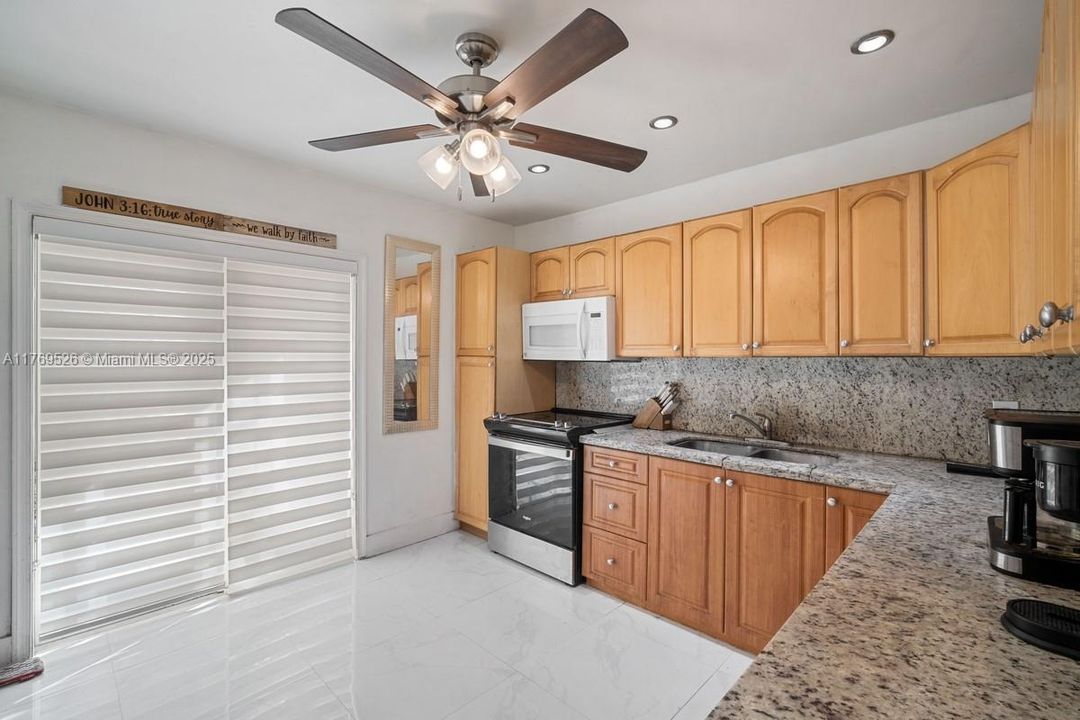 Недавно продано: $489,000 (3 спален, 2 ванн, 1324 Квадратных фут)