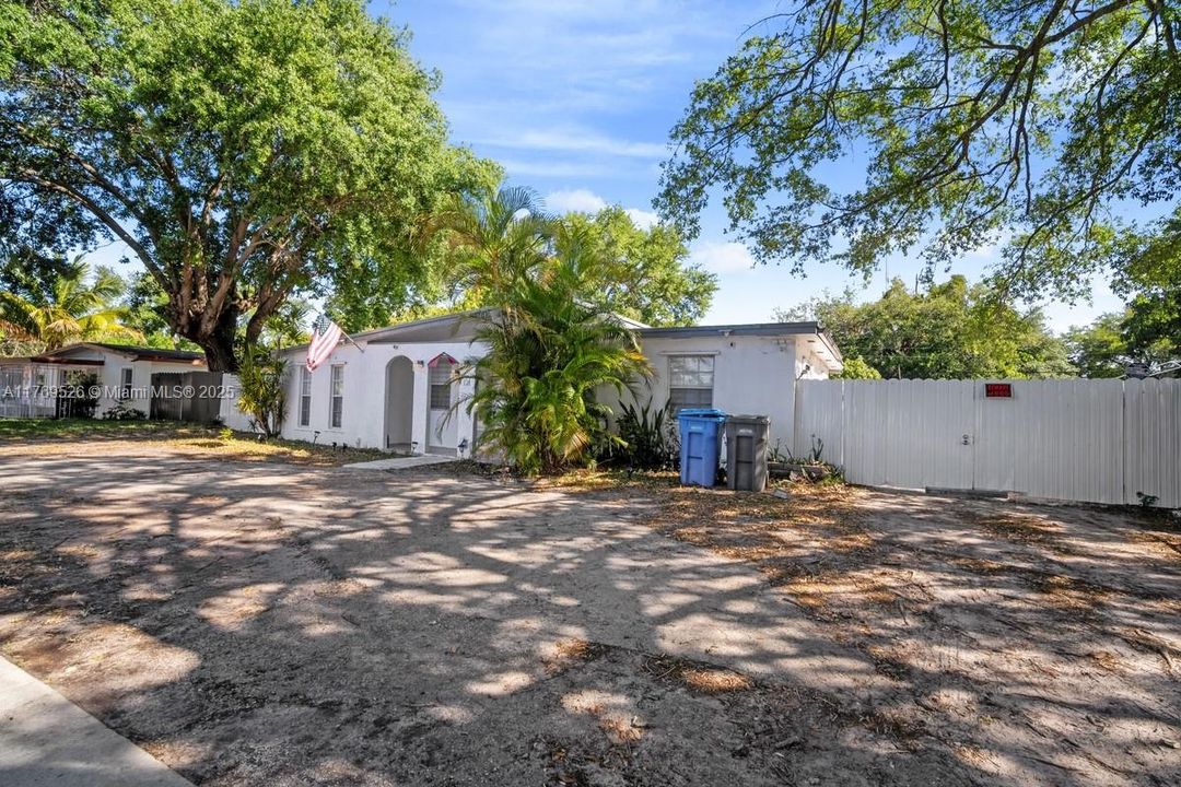 Недавно продано: $489,000 (3 спален, 2 ванн, 1324 Квадратных фут)