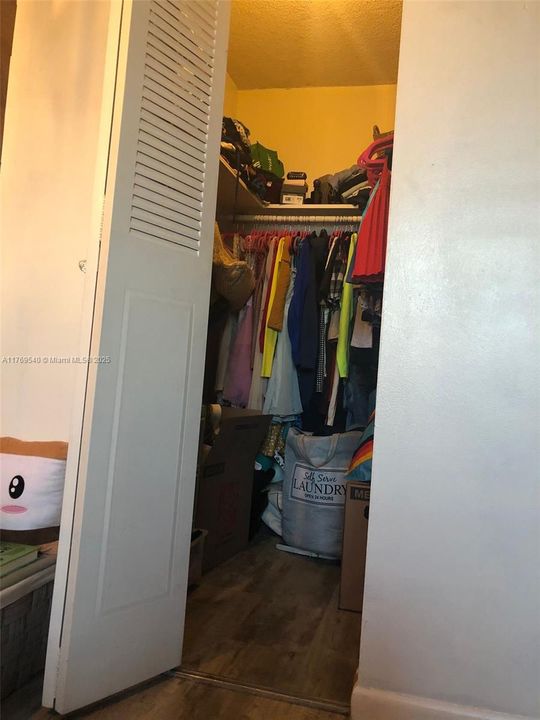 待售: $127,000 (1 贝兹, 1 浴室, 740 平方英尺)