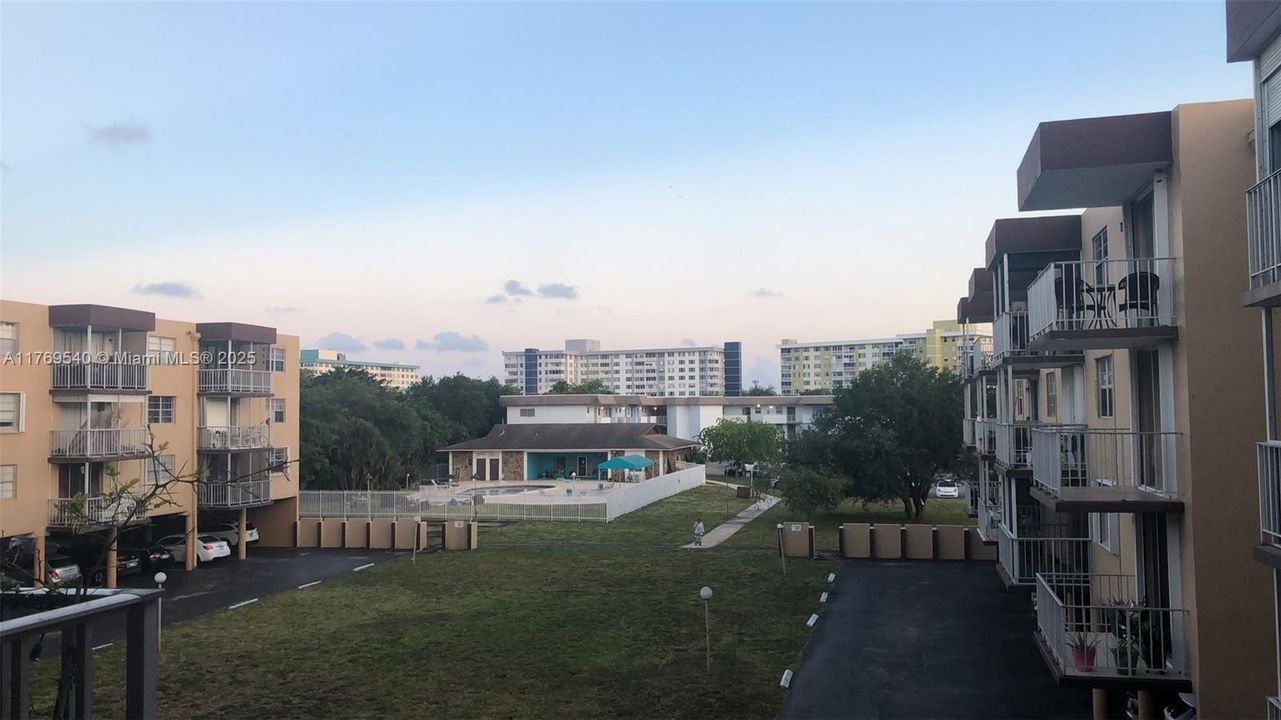 待售: $127,000 (1 贝兹, 1 浴室, 740 平方英尺)