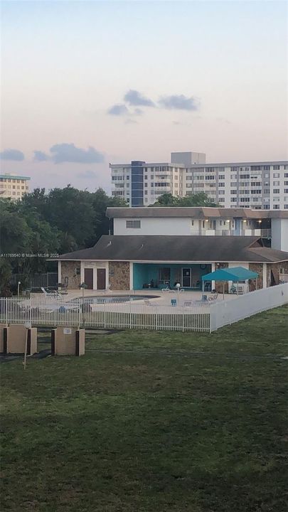 待售: $127,000 (1 贝兹, 1 浴室, 740 平方英尺)