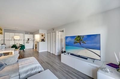 На продажу: $285,000 (1 спален, 1 ванн, 658 Квадратных фут)