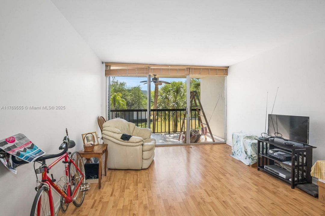 Activo con contrato: $225,000 (1 camas, 1 baños, 787 Pies cuadrados)