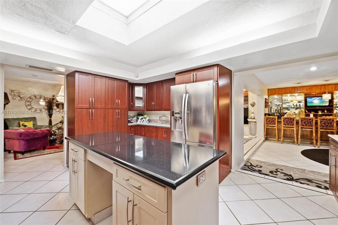 Activo con contrato: $750,000 (4 camas, 3 baños, 3249 Pies cuadrados)