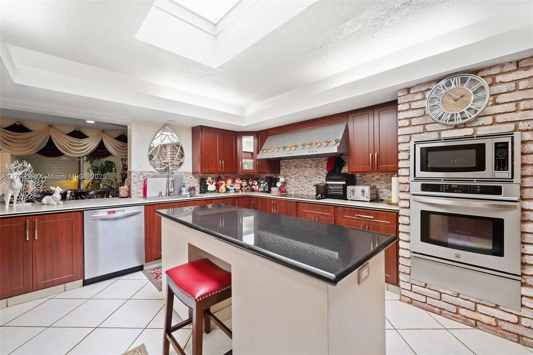 Activo con contrato: $750,000 (4 camas, 3 baños, 3249 Pies cuadrados)