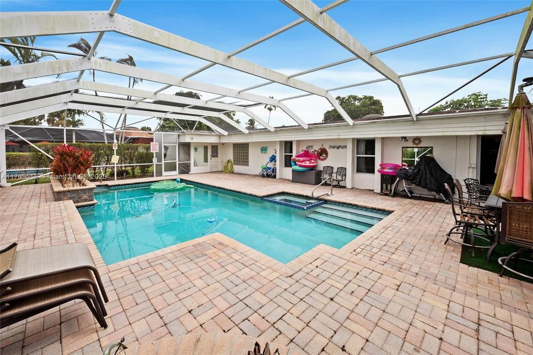 Activo con contrato: $750,000 (4 camas, 3 baños, 3249 Pies cuadrados)