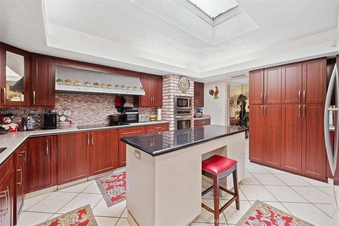 Activo con contrato: $750,000 (4 camas, 3 baños, 3249 Pies cuadrados)