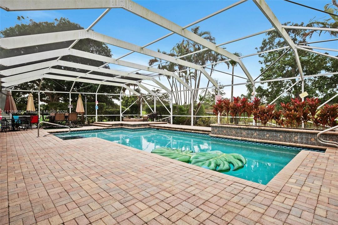 Activo con contrato: $750,000 (4 camas, 3 baños, 3249 Pies cuadrados)