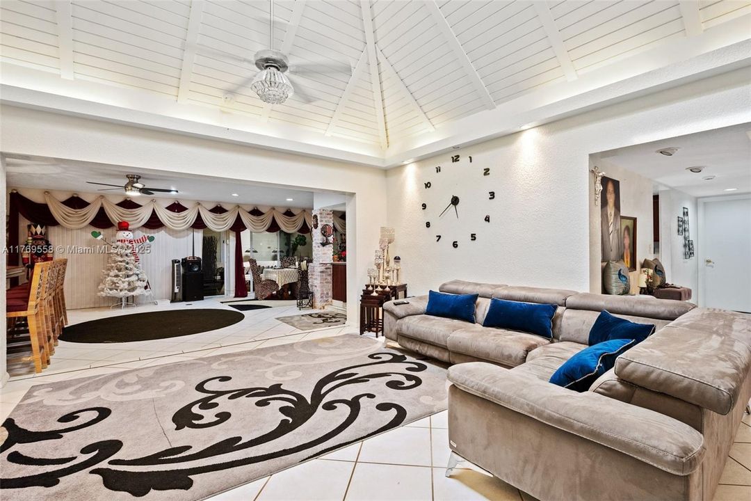 Activo con contrato: $750,000 (4 camas, 3 baños, 3249 Pies cuadrados)