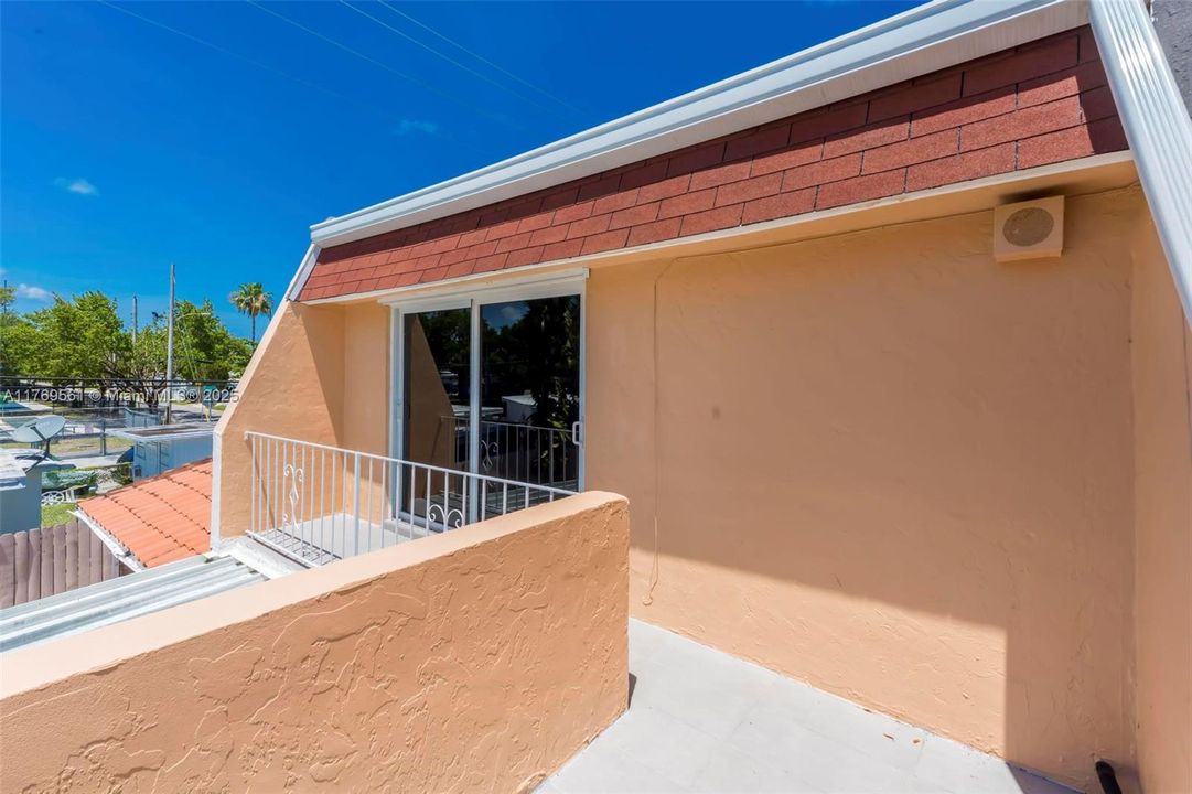 Recently Rented: $2,790 (2 beds, 2 baths, 1640 Square Feet)