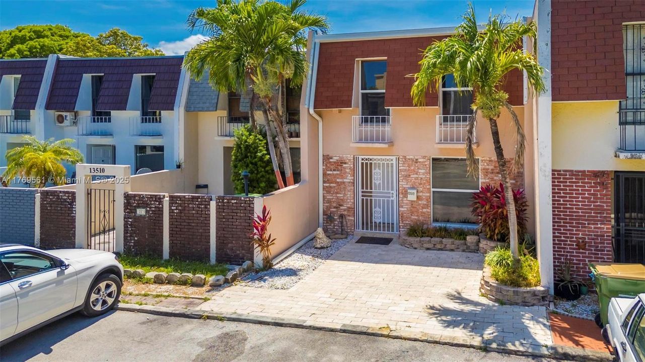 Recently Rented: $2,790 (2 beds, 2 baths, 1640 Square Feet)