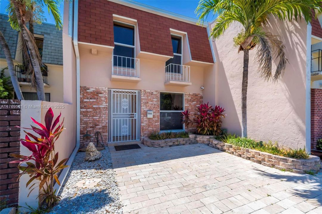 Recently Rented: $2,790 (2 beds, 2 baths, 1640 Square Feet)