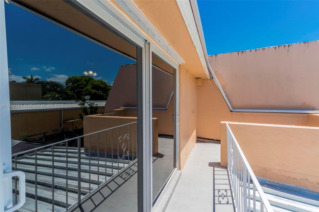 Recently Rented: $2,790 (2 beds, 2 baths, 1640 Square Feet)