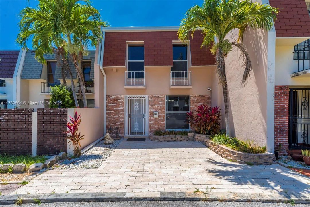 Recently Rented: $2,790 (2 beds, 2 baths, 1640 Square Feet)