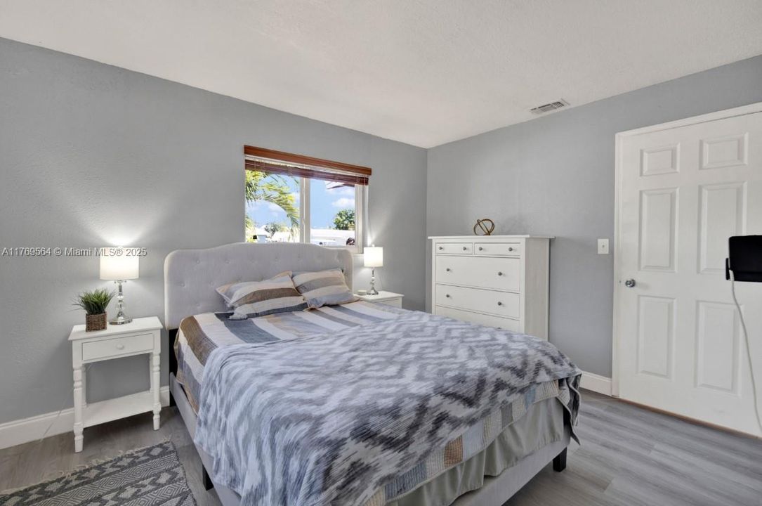 Recently Sold: $548,000 (4 beds, 2 baths, 1336 Square Feet)