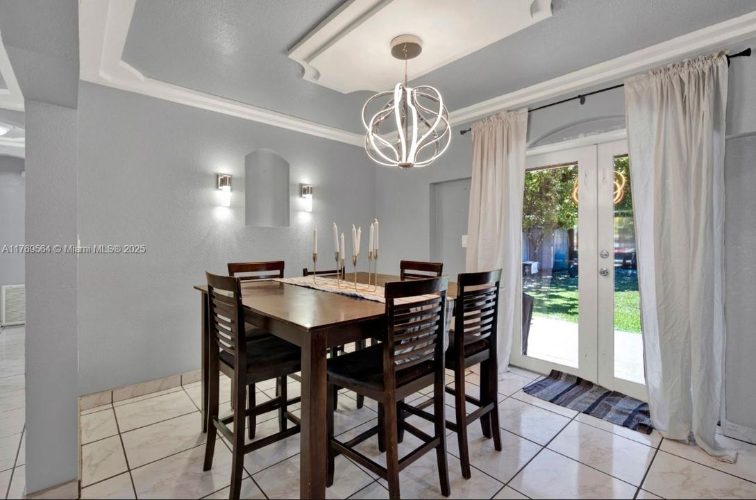 Recently Sold: $548,000 (4 beds, 2 baths, 1336 Square Feet)