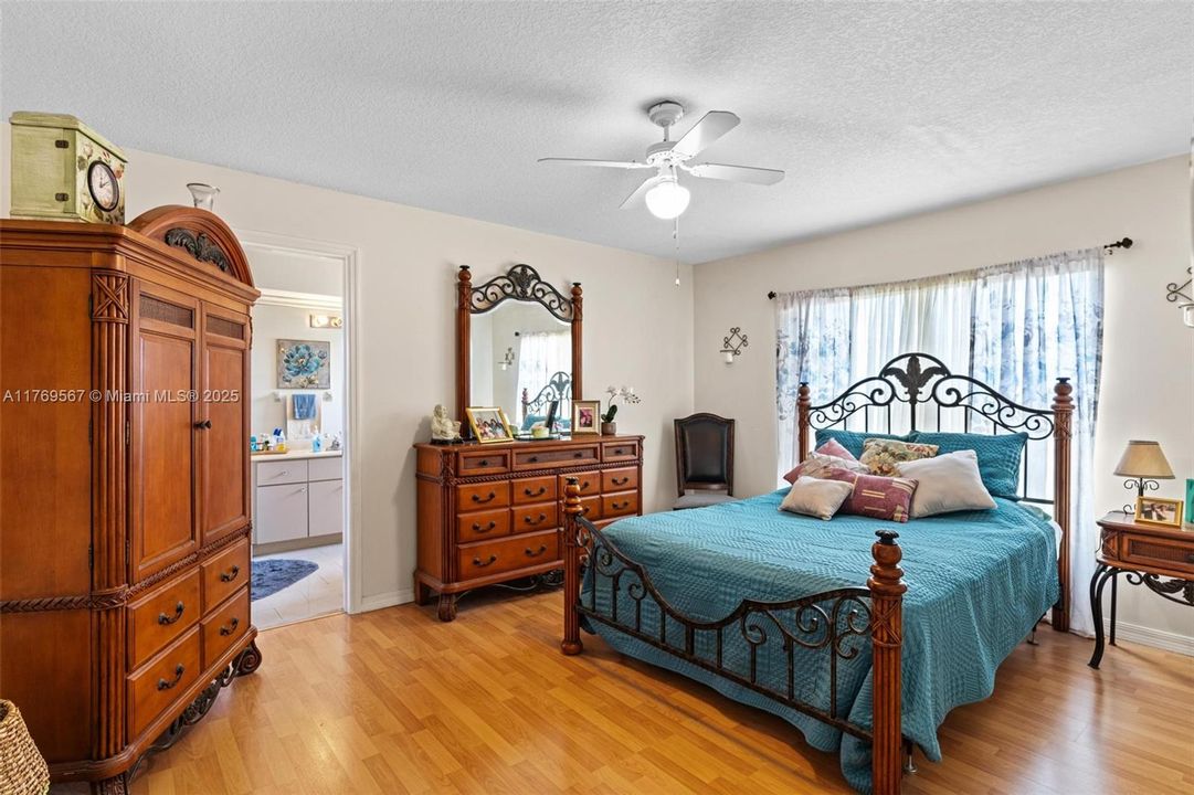 Recently Sold: $640,000 (3 beds, 2 baths, 1581 Square Feet)