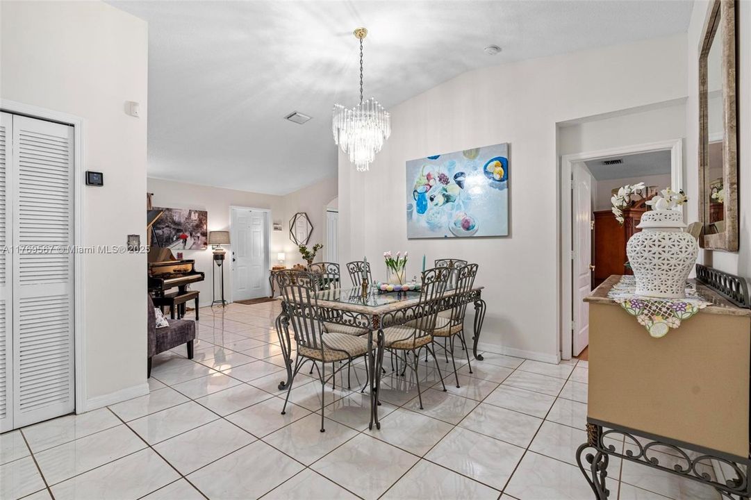 Recently Sold: $640,000 (3 beds, 2 baths, 1581 Square Feet)
