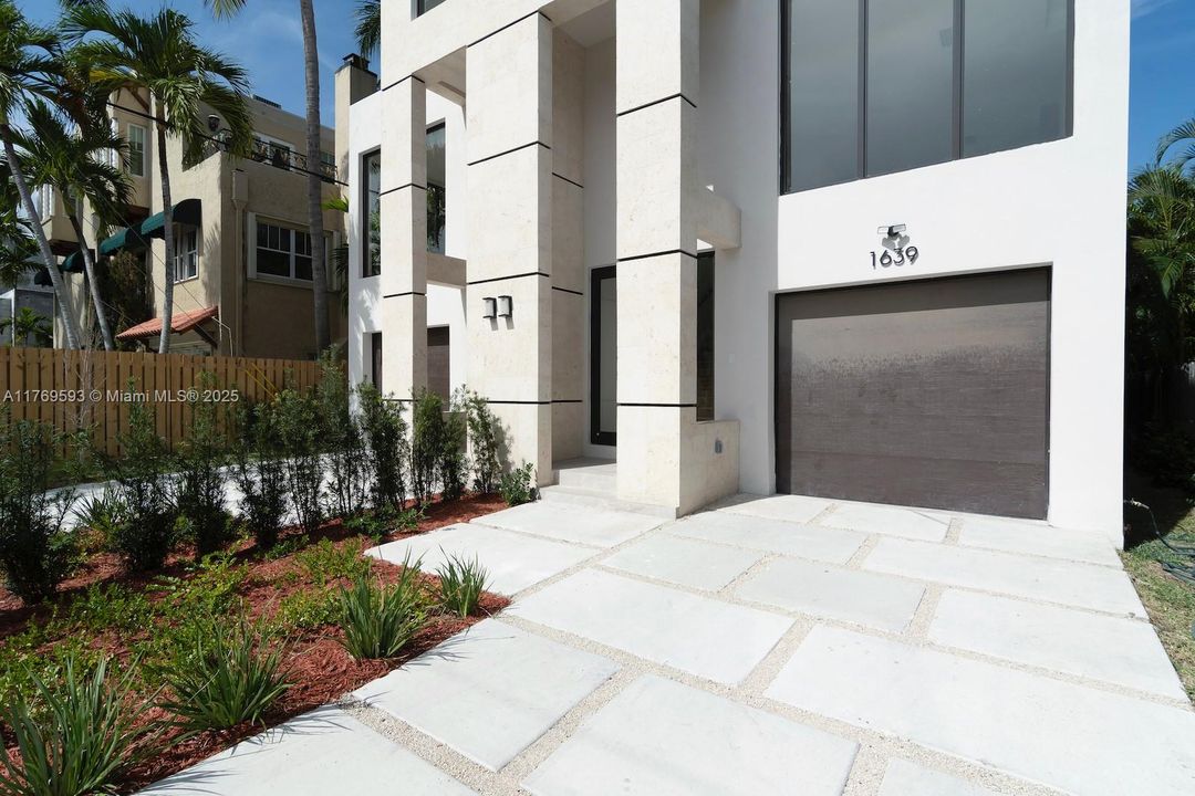 Recently Sold: $1,950,000 (3 beds, 2 baths, 3074 Square Feet)