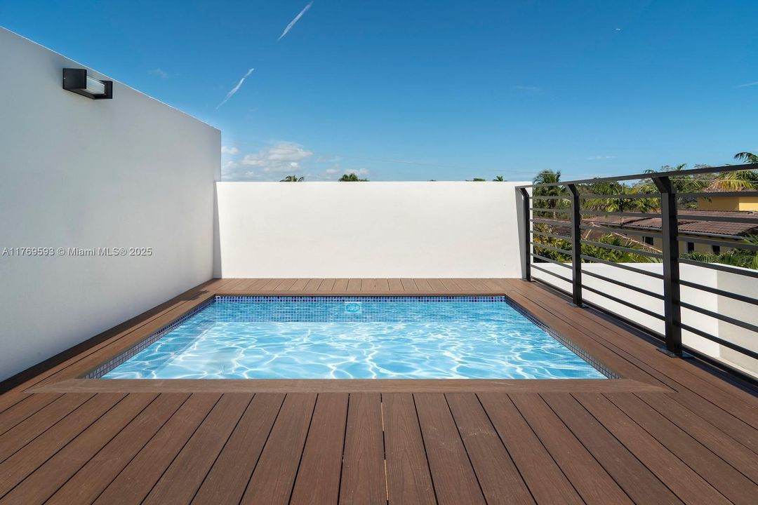 Recently Sold: $1,950,000 (3 beds, 2 baths, 3074 Square Feet)