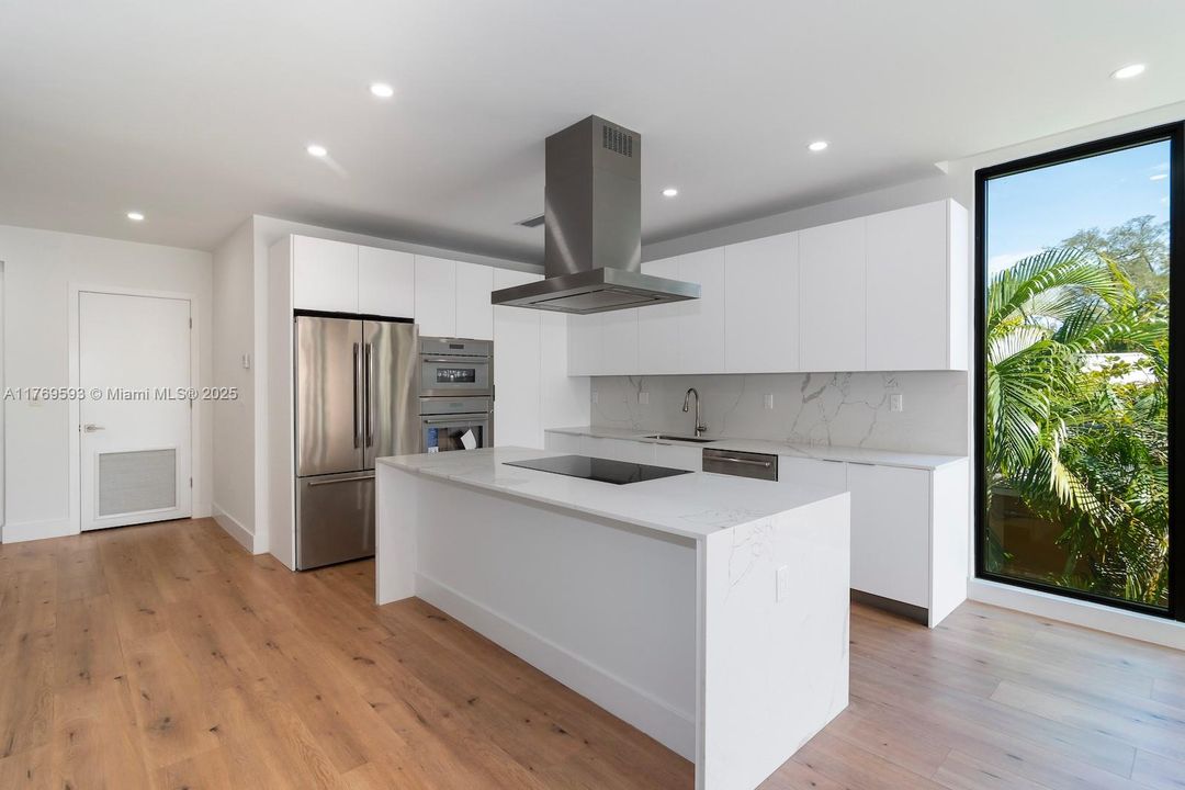 Recently Sold: $1,950,000 (3 beds, 2 baths, 3074 Square Feet)