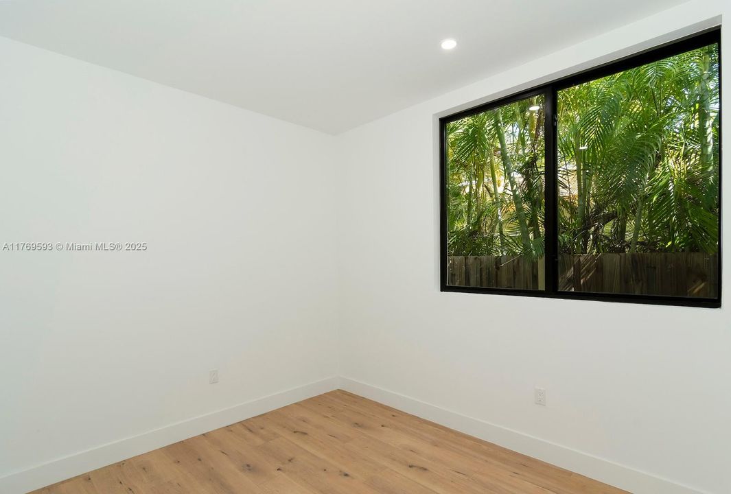 Recently Sold: $1,950,000 (3 beds, 2 baths, 3074 Square Feet)