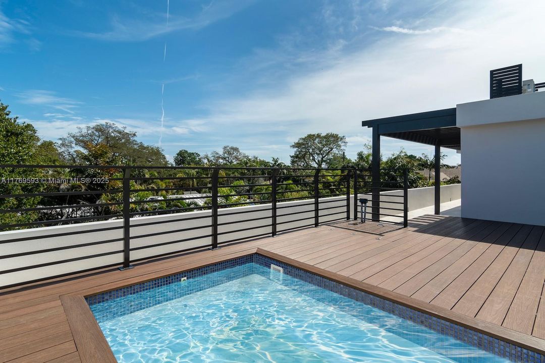 Recently Sold: $1,950,000 (3 beds, 2 baths, 3074 Square Feet)