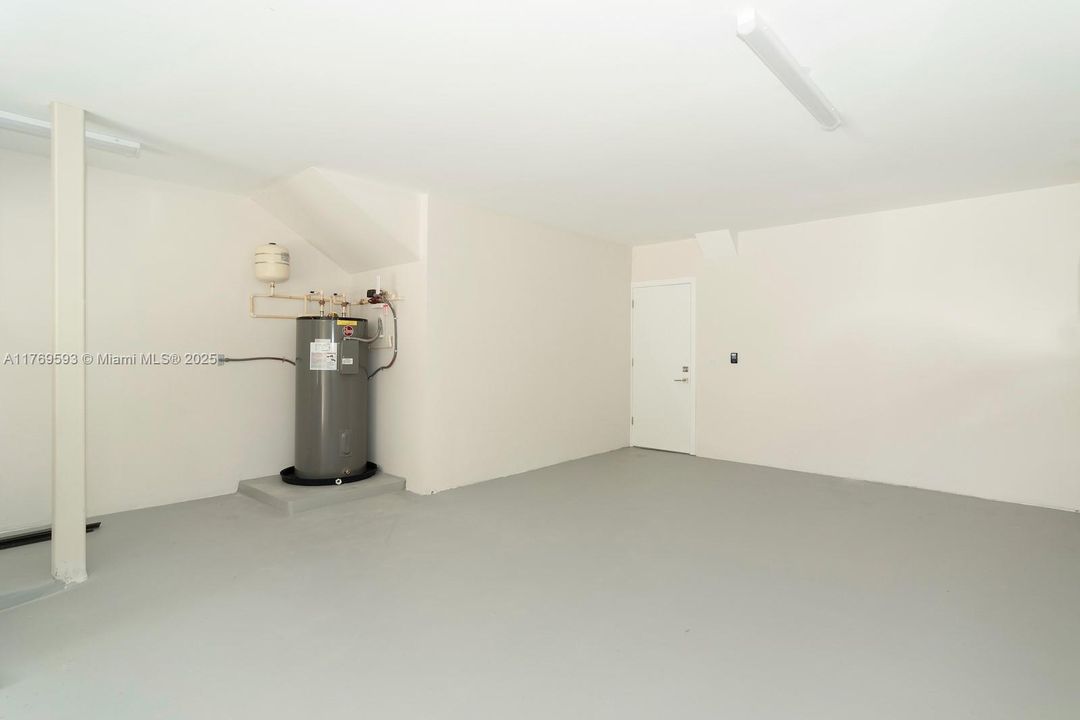 Recently Sold: $1,950,000 (3 beds, 2 baths, 3074 Square Feet)