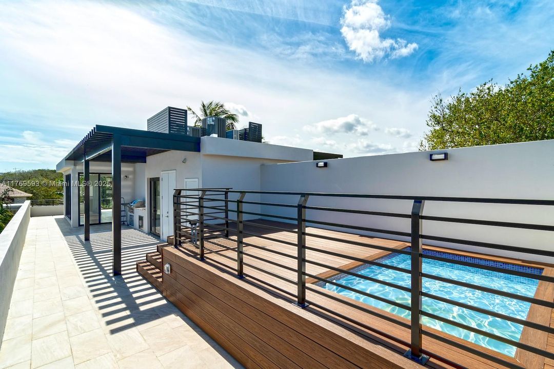 Recently Sold: $1,950,000 (3 beds, 2 baths, 3074 Square Feet)