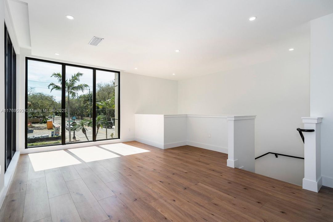 Recently Sold: $1,950,000 (3 beds, 2 baths, 3074 Square Feet)