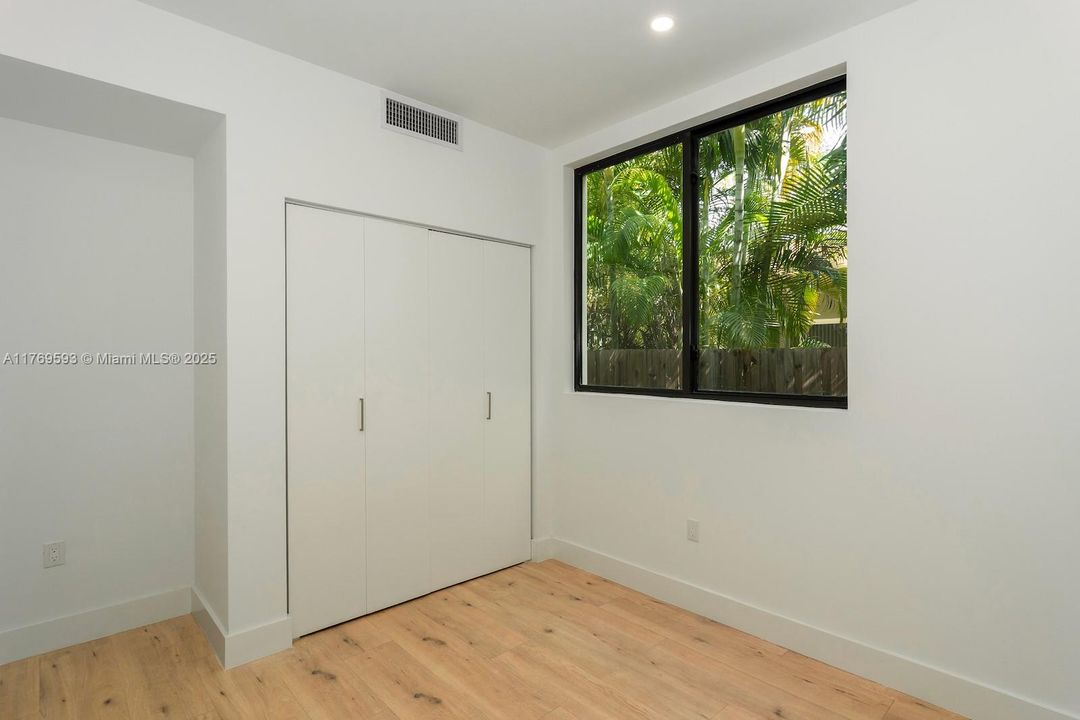 Recently Sold: $1,950,000 (3 beds, 2 baths, 3074 Square Feet)