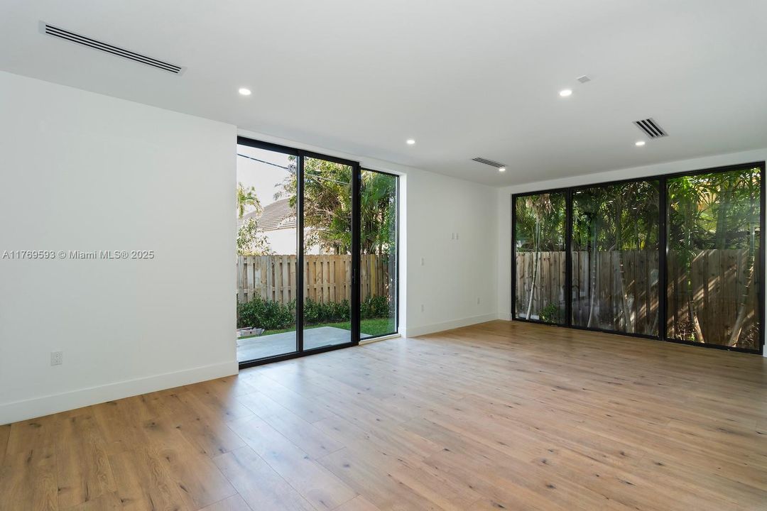Recently Sold: $1,950,000 (3 beds, 2 baths, 3074 Square Feet)