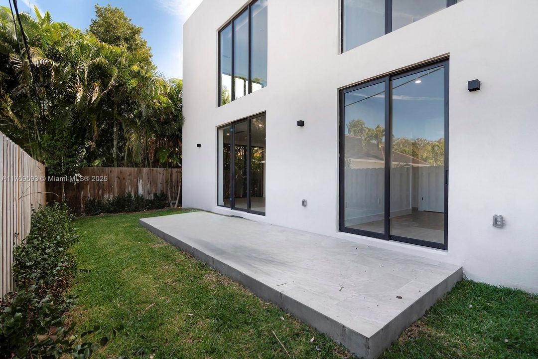 Recently Sold: $1,950,000 (3 beds, 2 baths, 3074 Square Feet)