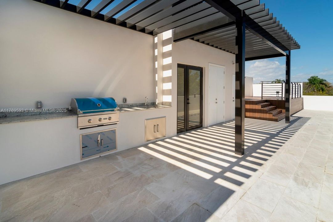 Recently Sold: $1,950,000 (3 beds, 2 baths, 3074 Square Feet)