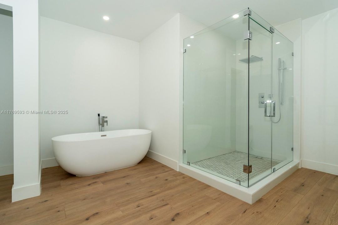 Recently Sold: $1,950,000 (3 beds, 2 baths, 3074 Square Feet)