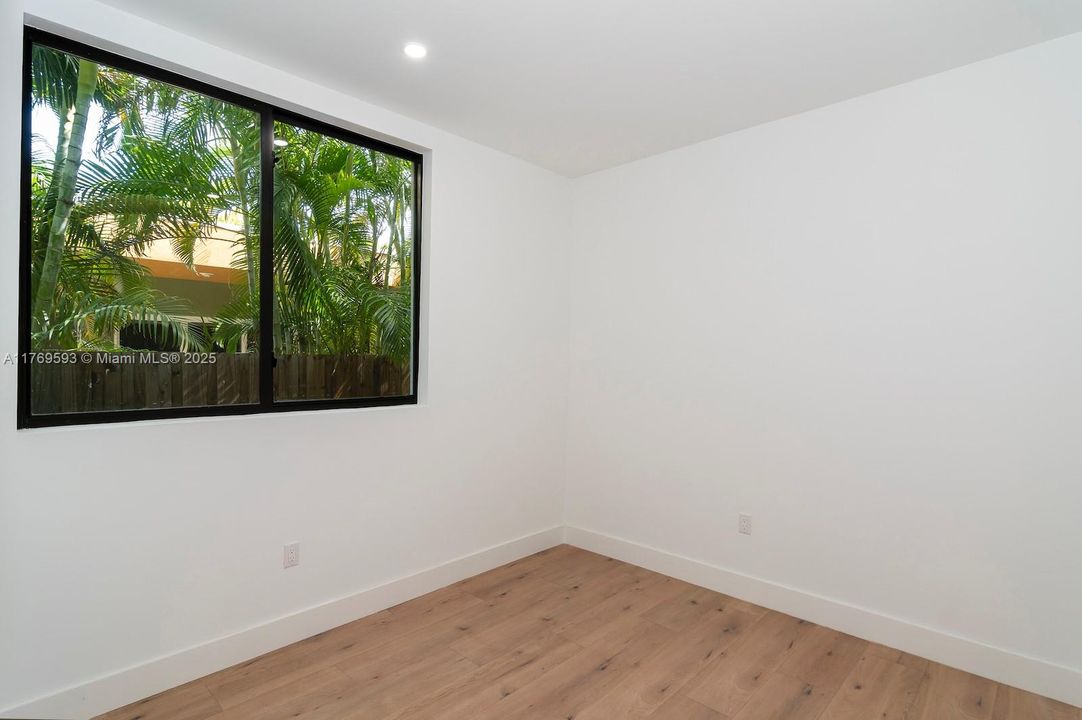 Recently Sold: $1,950,000 (3 beds, 2 baths, 3074 Square Feet)