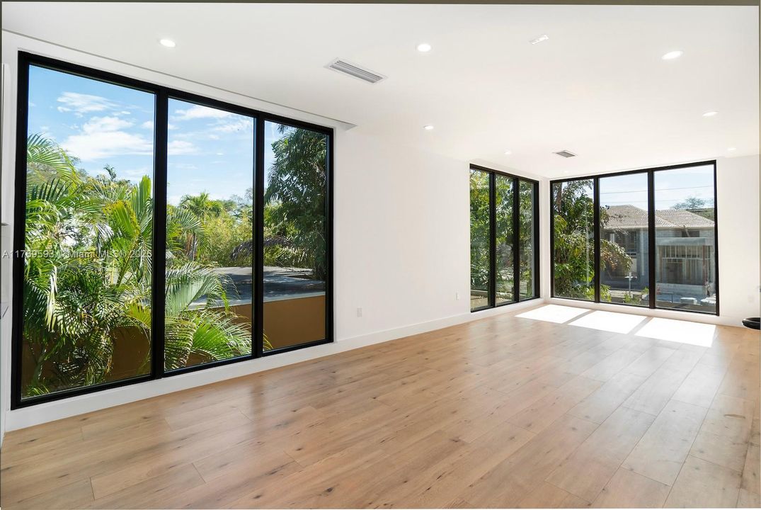 Recently Sold: $1,950,000 (3 beds, 2 baths, 3074 Square Feet)