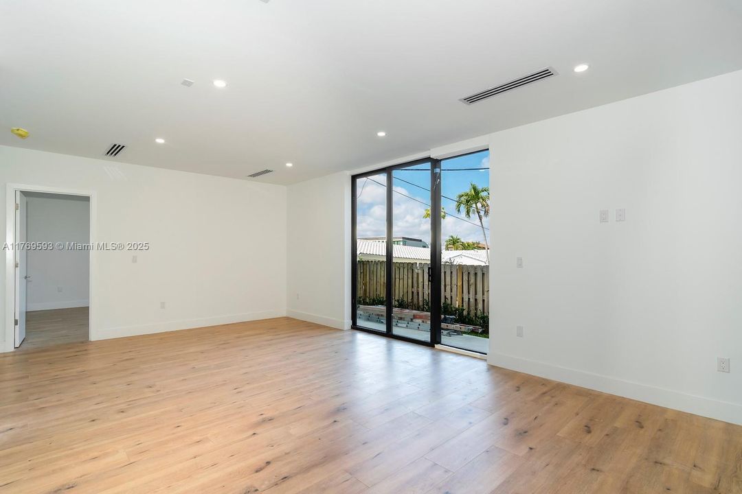 Recently Sold: $1,950,000 (3 beds, 2 baths, 3074 Square Feet)