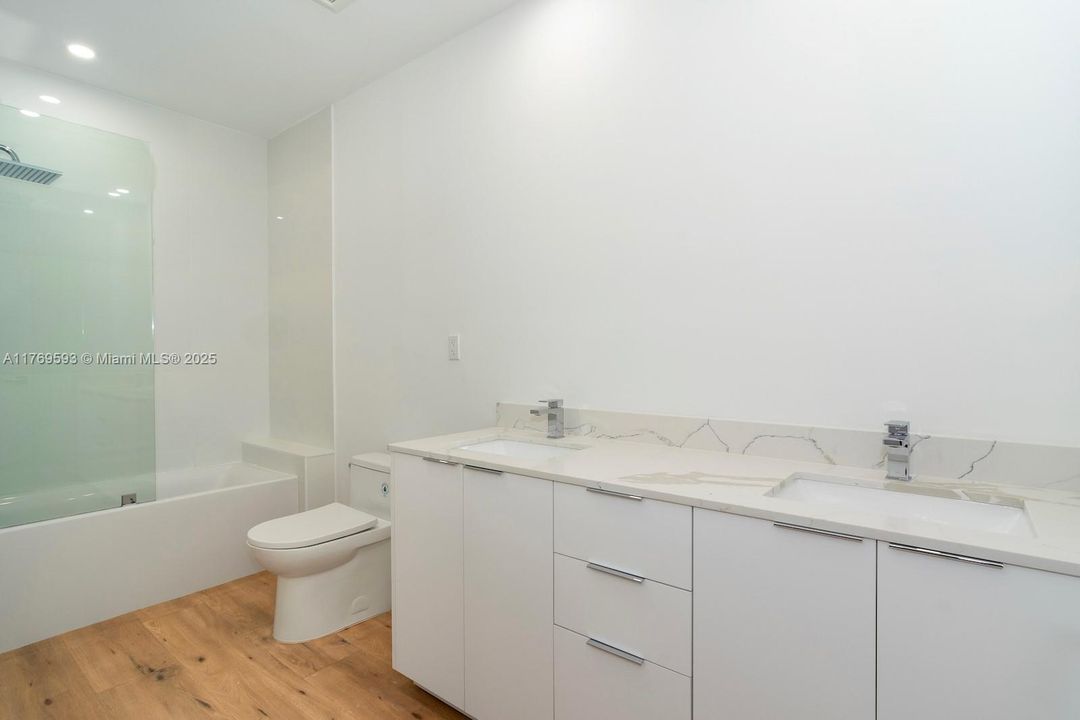 Recently Sold: $1,950,000 (3 beds, 2 baths, 3074 Square Feet)