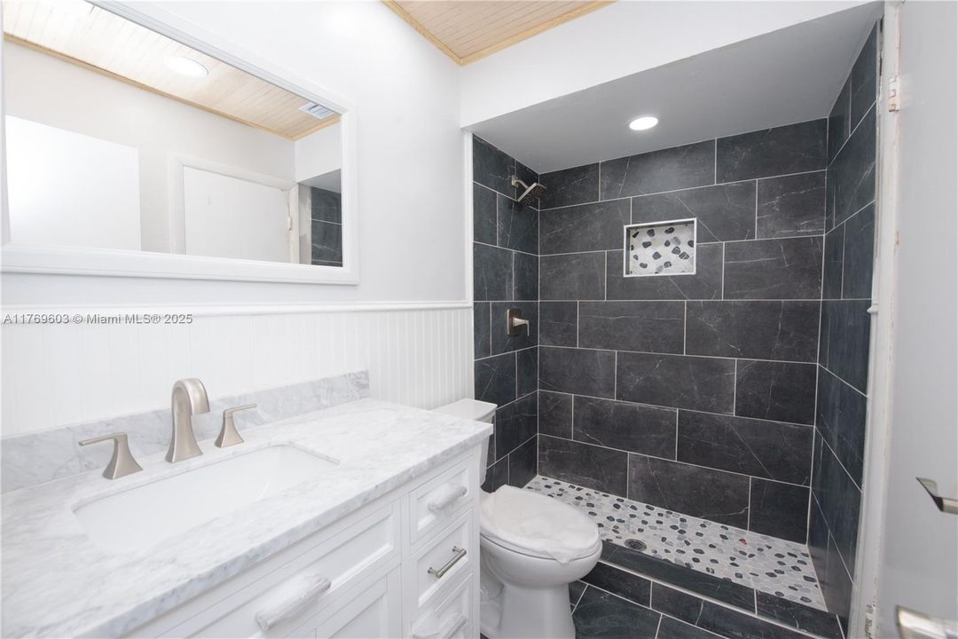 Recently Sold: $324,900 (2 beds, 1 baths, 1060 Square Feet)