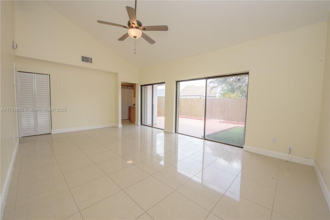 Recently Sold: $324,900 (2 beds, 1 baths, 1060 Square Feet)