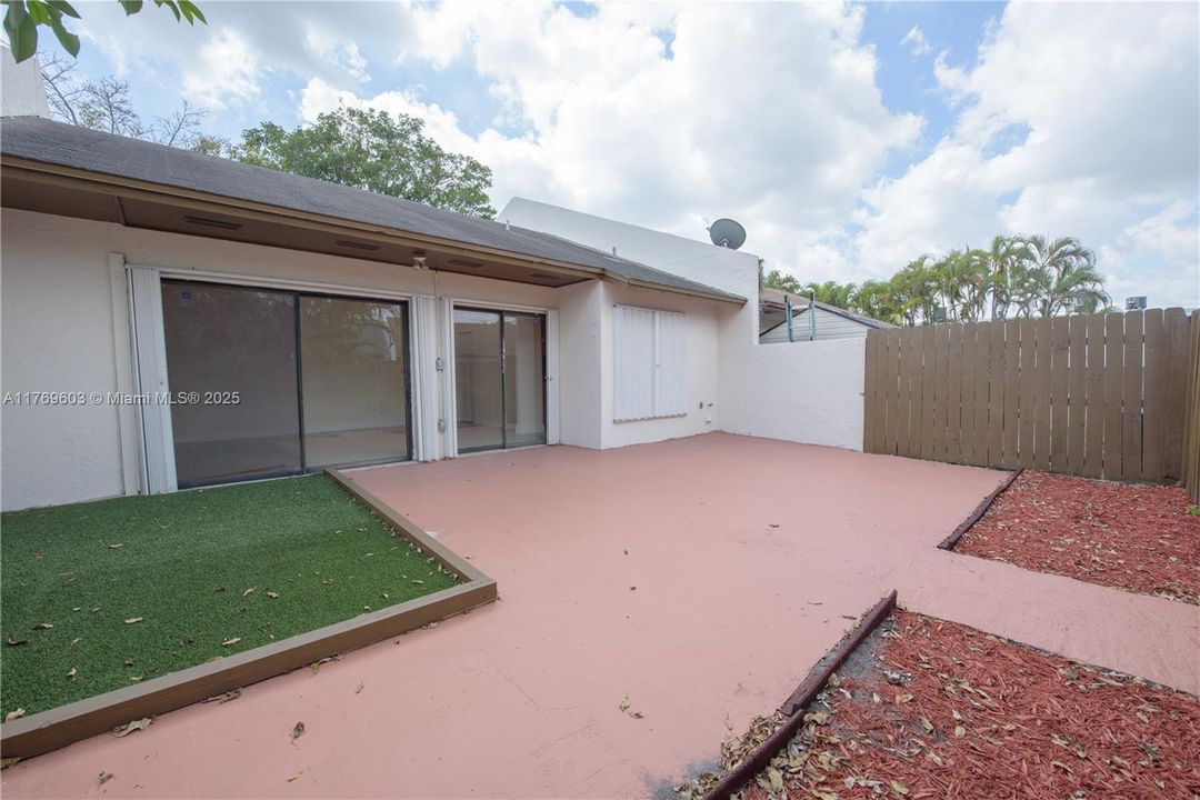 Recently Sold: $324,900 (2 beds, 1 baths, 1060 Square Feet)