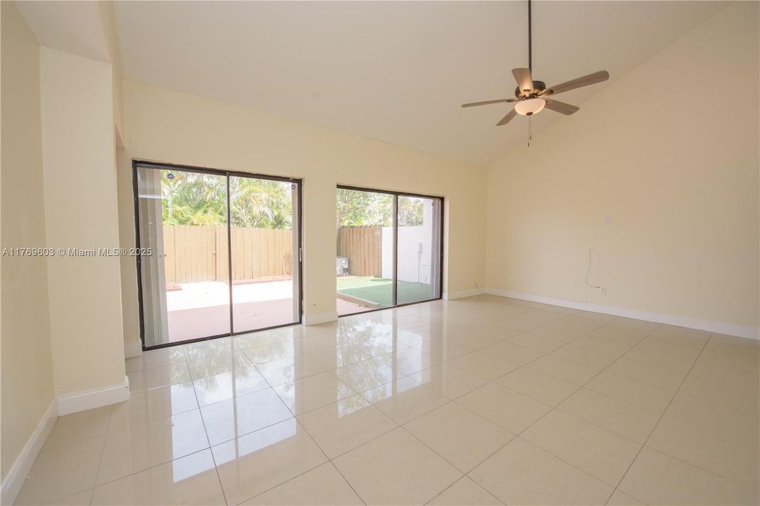 Recently Sold: $324,900 (2 beds, 1 baths, 1060 Square Feet)