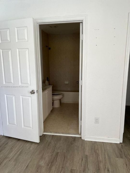 For Rent: $2,200 (3 beds, 3 baths, 1423 Square Feet)