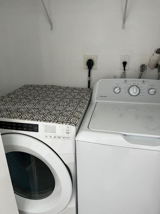 For Rent: $2,200 (3 beds, 3 baths, 1423 Square Feet)