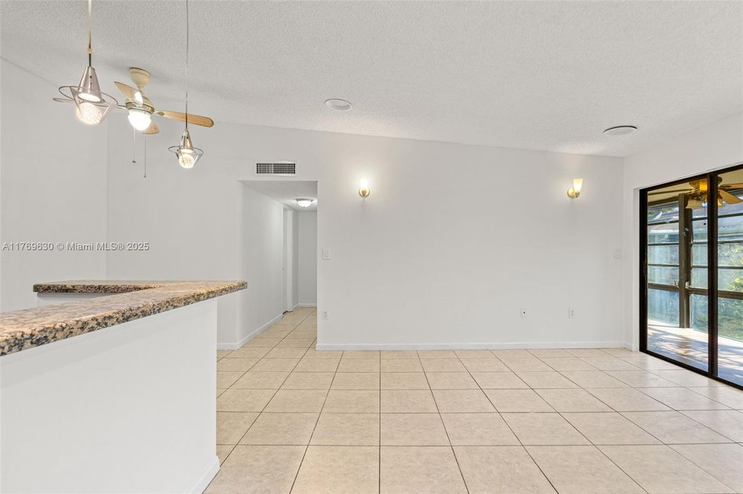 En Venta: $223,000 (2 camas, 2 baños, 835 Pies cuadrados)