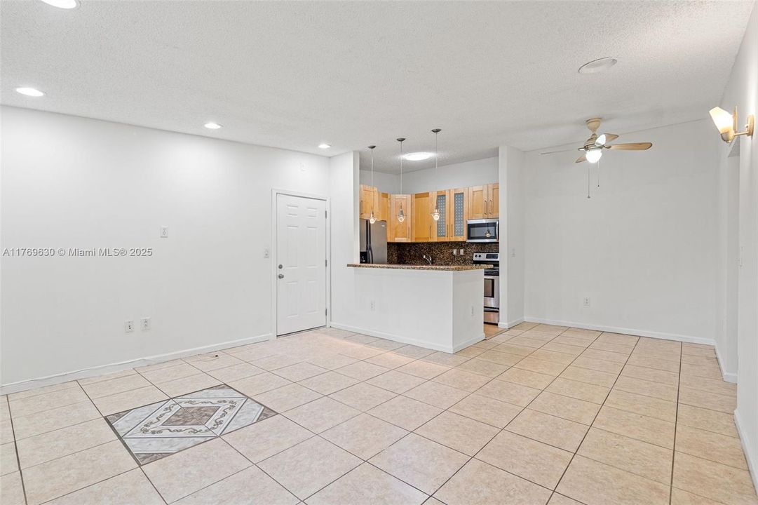 En Venta: $223,000 (2 camas, 2 baños, 835 Pies cuadrados)