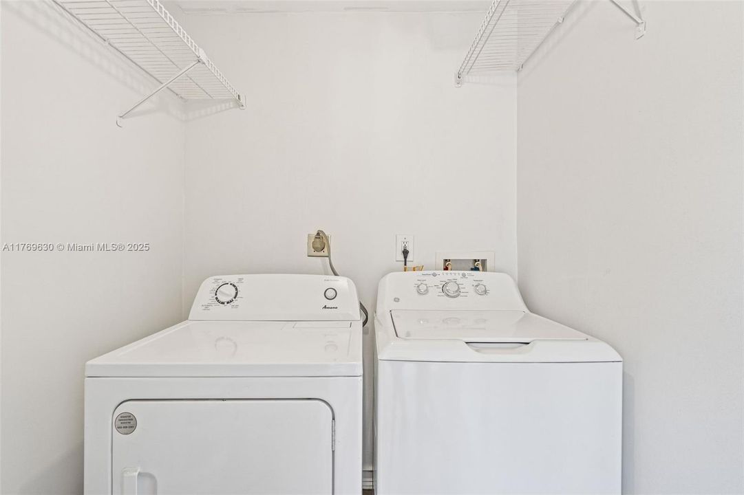 En Venta: $223,000 (2 camas, 2 baños, 835 Pies cuadrados)